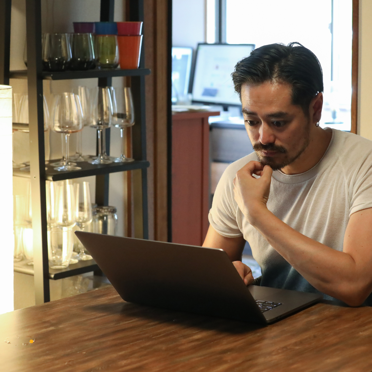 Homme qui travaille son concours