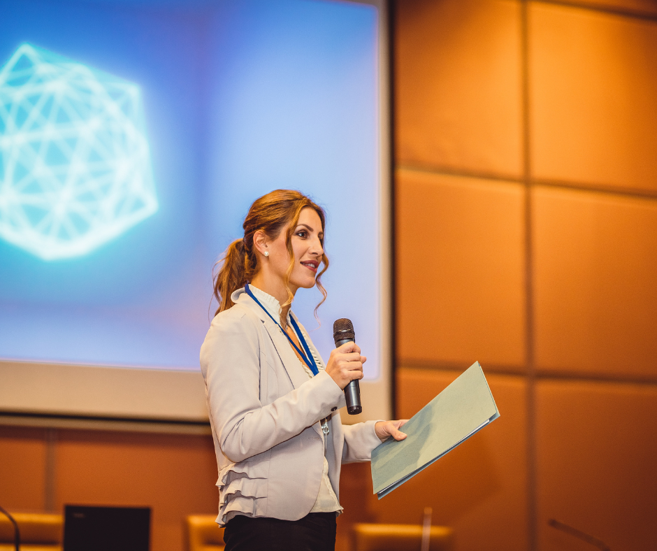 femme qui parle en public
