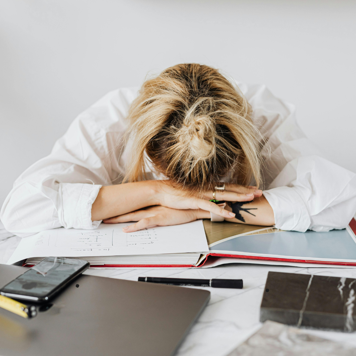 femme qui a raté son concours de rédacteur